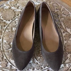 Vionic Women’s Suede Flats 7.5 Taupe Excellent Preowned Condition
